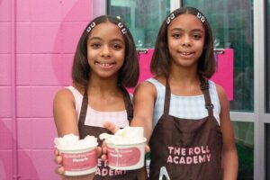 Make you own Rolled Ice Cream in Nashville - The 30-minute structure: two ice creams and a topping free-for-all