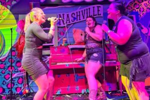 Nashville Bar Crawl with VIP Club Entrance and Bonus Shots - Starting at Coyote Ugly: how the 8:00 pm walking format works