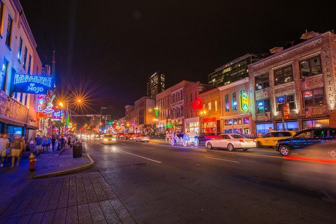 Nashville Evening Trolley Tour - Guides, singing, and the kind of tour personality you’ll want