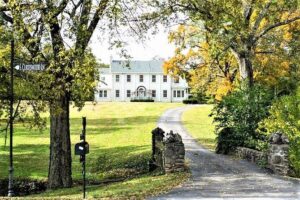 Nashville "Homes Of The Stars" Narrated Bus Tour with 30+ Celebrity Homes - Where You Start at 108 1st Ave S, and Why Timing Matters