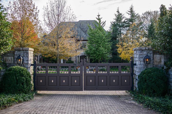 Nashville "Homes Of The Stars" Narrated Bus Tour with 30+ Celebrity Homes - Nashville Neighborhoods and Landmark Pass-By Moments