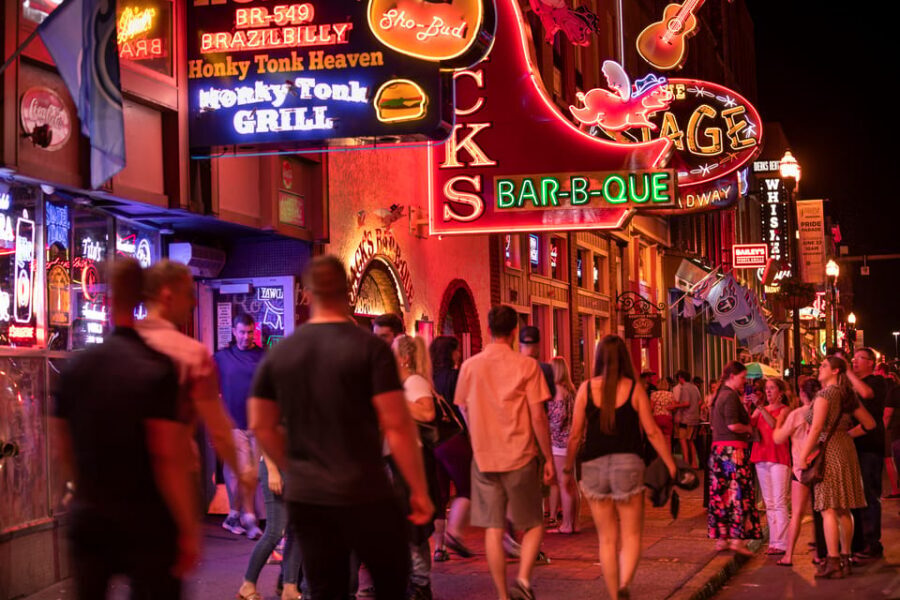 Nashville: Music History and Moonshine Pub Crawl - The in-between honky-tonks: how the stories connect the dots
