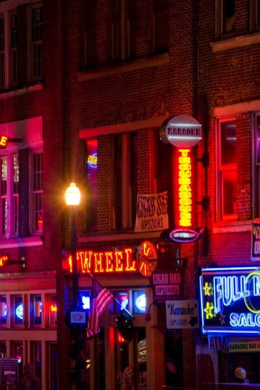 Nashville: Music History and Moonshine Pub Crawl - Meet outside Famous Nashville: why location matters for a fast tour