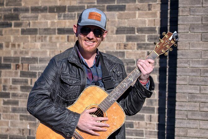 Nashville VIP Style Private Tour with Local Singer-Songwriter - Downtown Nashville to Broadway Honky-Tonk Row in a Single Ride